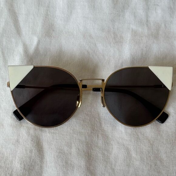 Cat eye frame sunglasses
